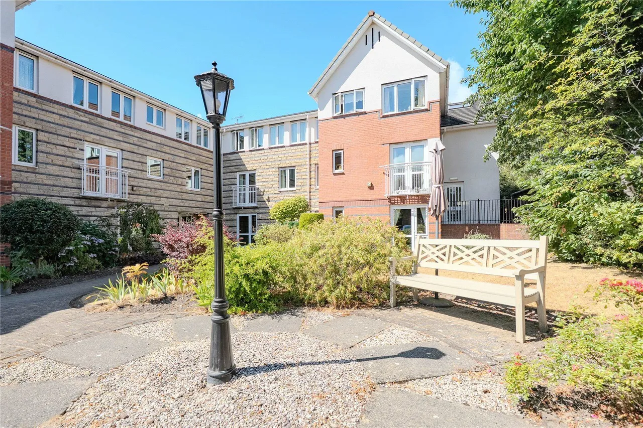 1 bed flat for sale, St Edmunds Court, Leeds, LS8