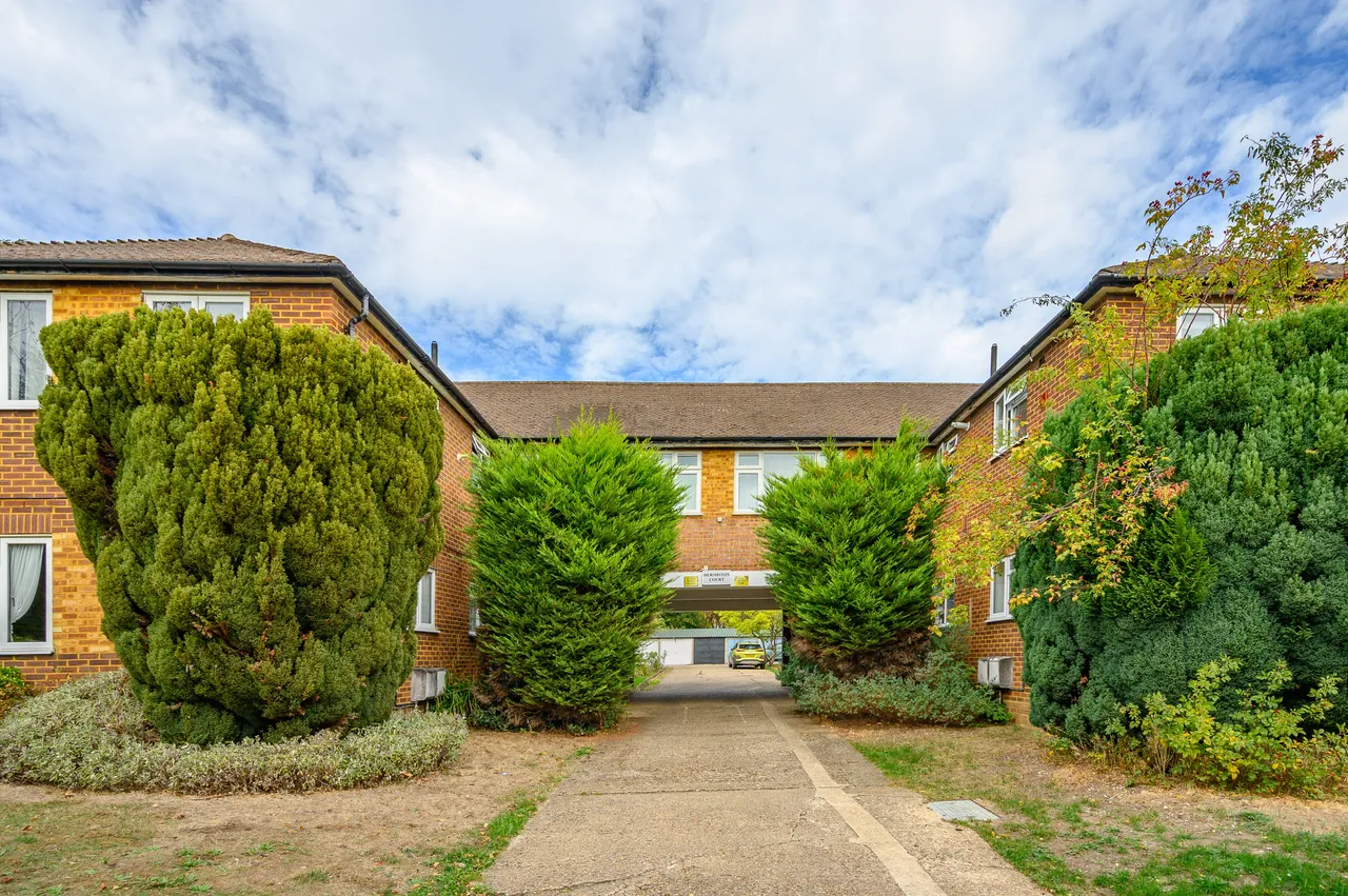 2 bed flat for sale, London, N12
