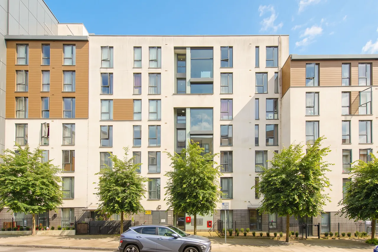 3 bed flat for sale, London, NW9