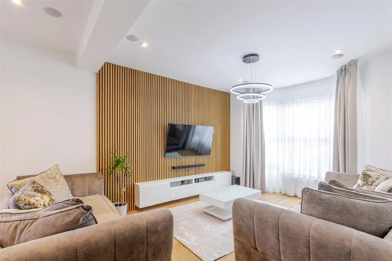4 bed property for sale — Mill Avenue, Uxbridge