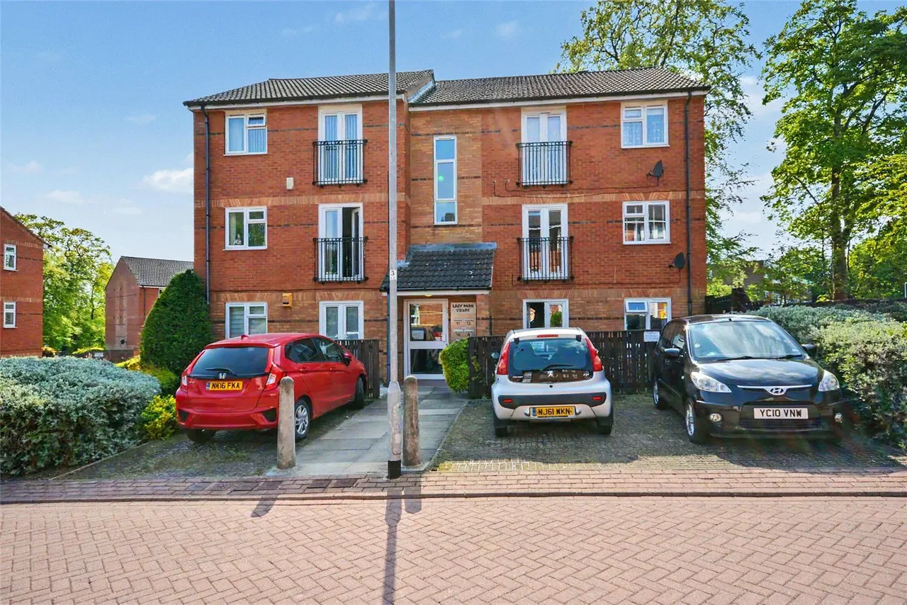 2 bed flat for sale, Lady Park Court, Leeds, LS17