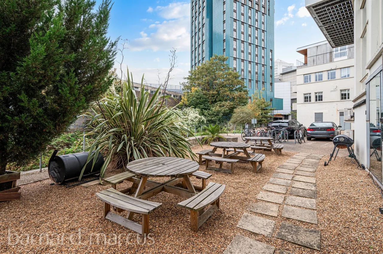 Garratt Lane, London, photo 3