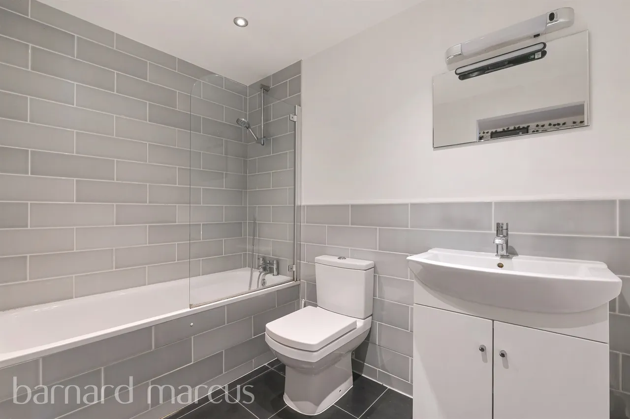 Garratt Lane, London, photo 9
