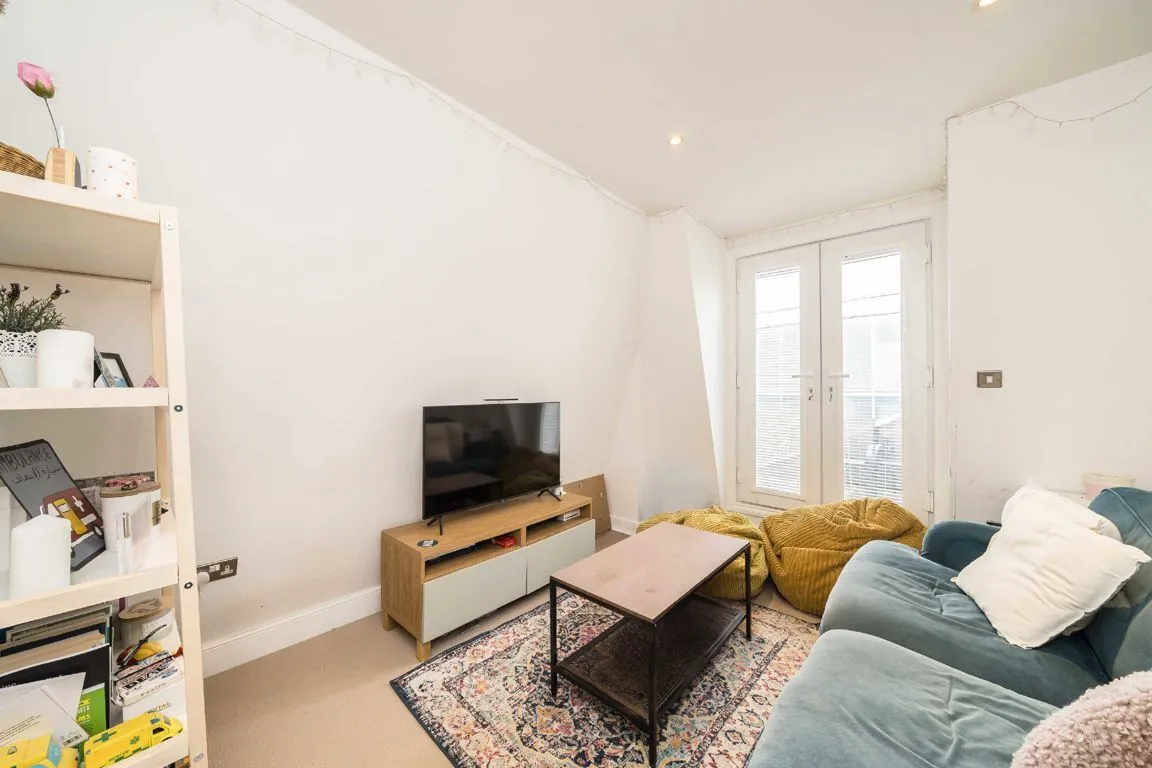 Lydden Grove, SW18, photo 3