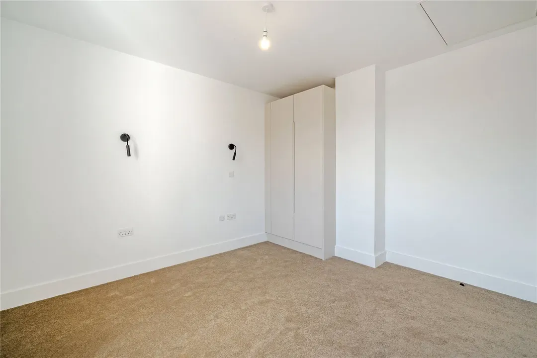 Mitcham Lane, London, SW16, photo 13