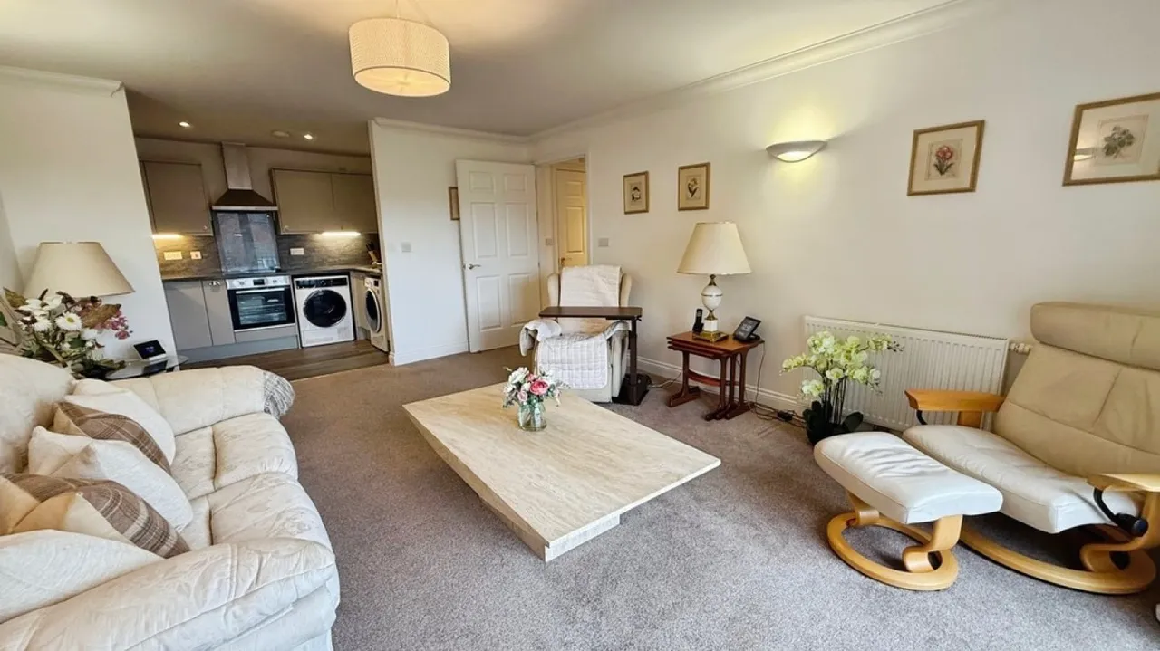 Chantry Court, Westbury, photo 4
