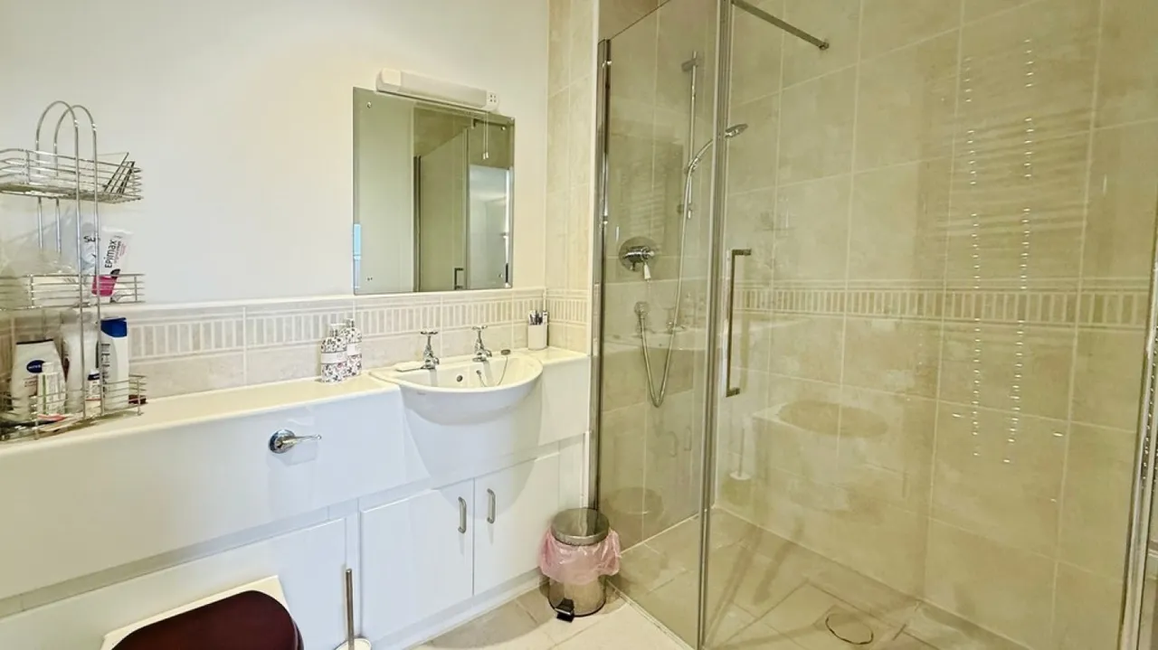 Chantry Court, Westbury, photo 8
