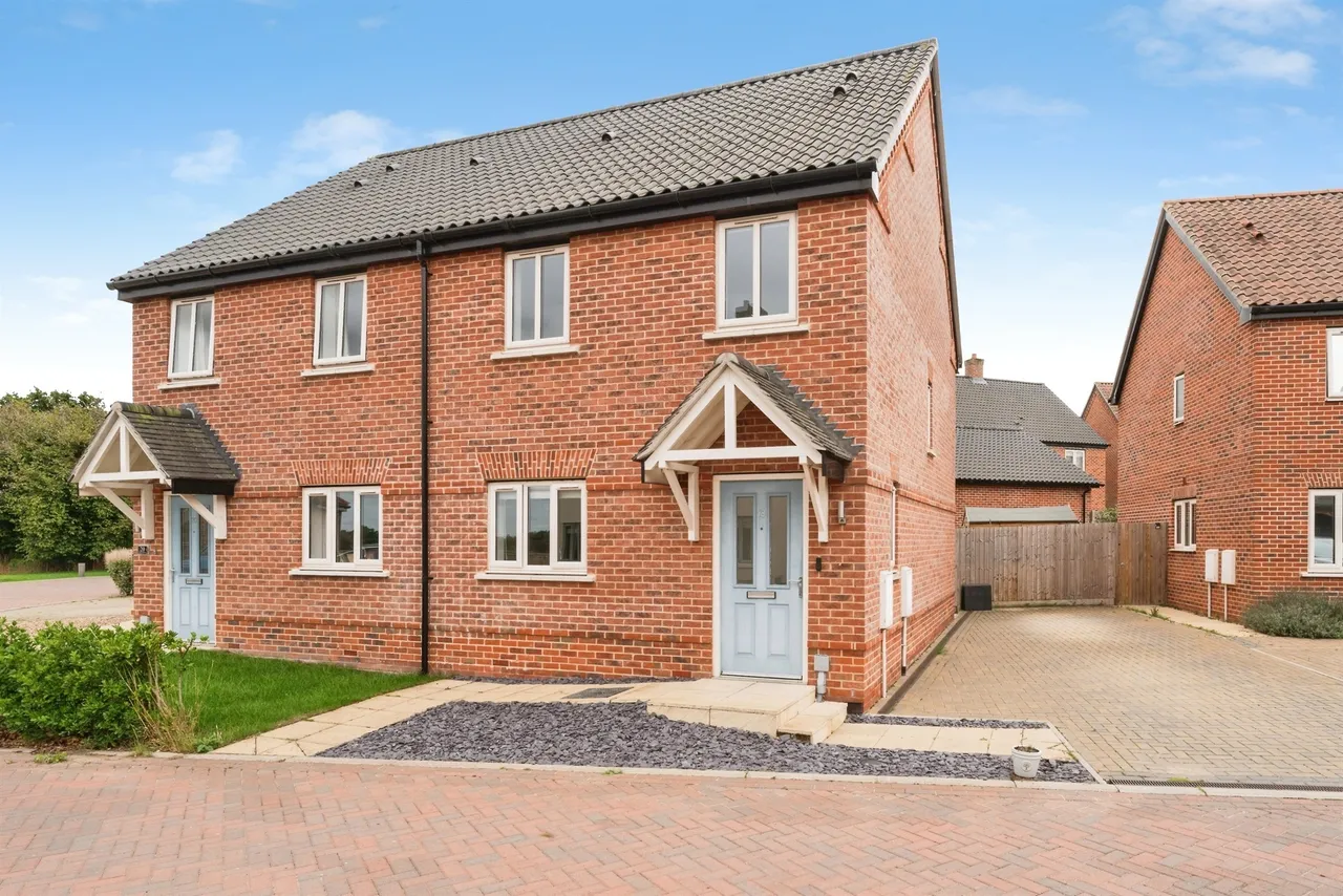 2 bed house for sale — Farm Drive, Fakenham