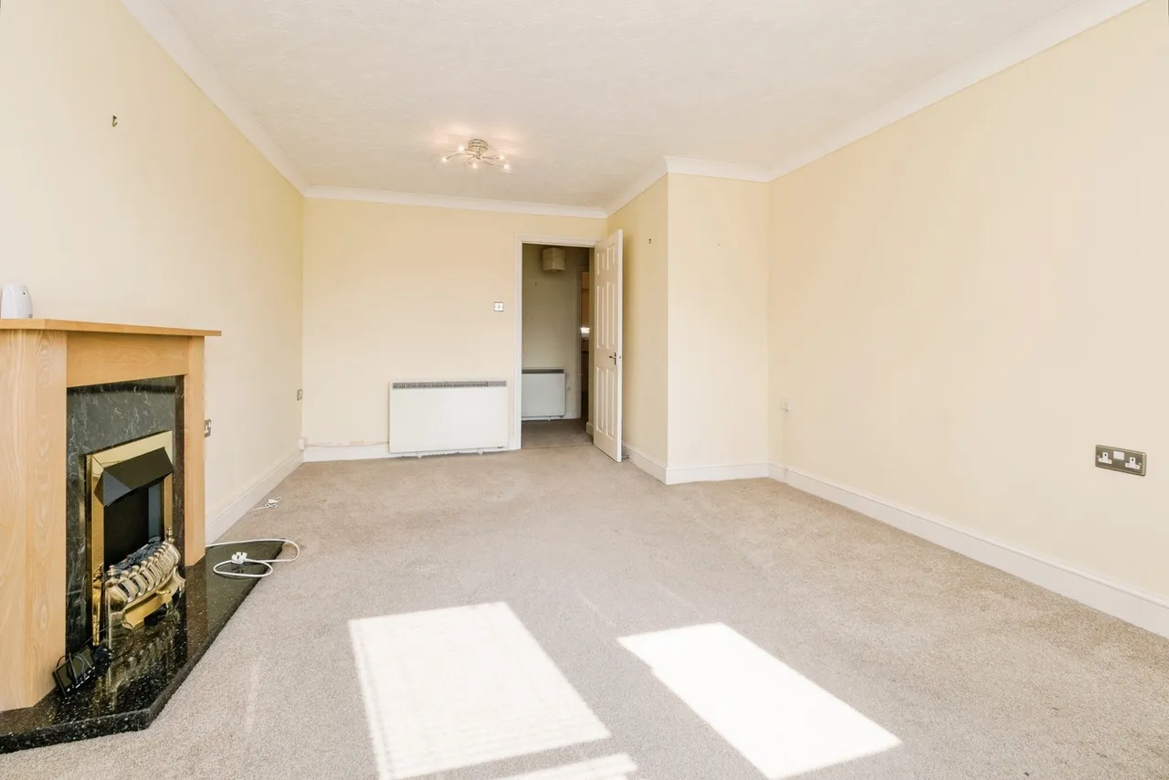 Chapel Lodge, Upminster Road South, Rainham, RM13, photo 11