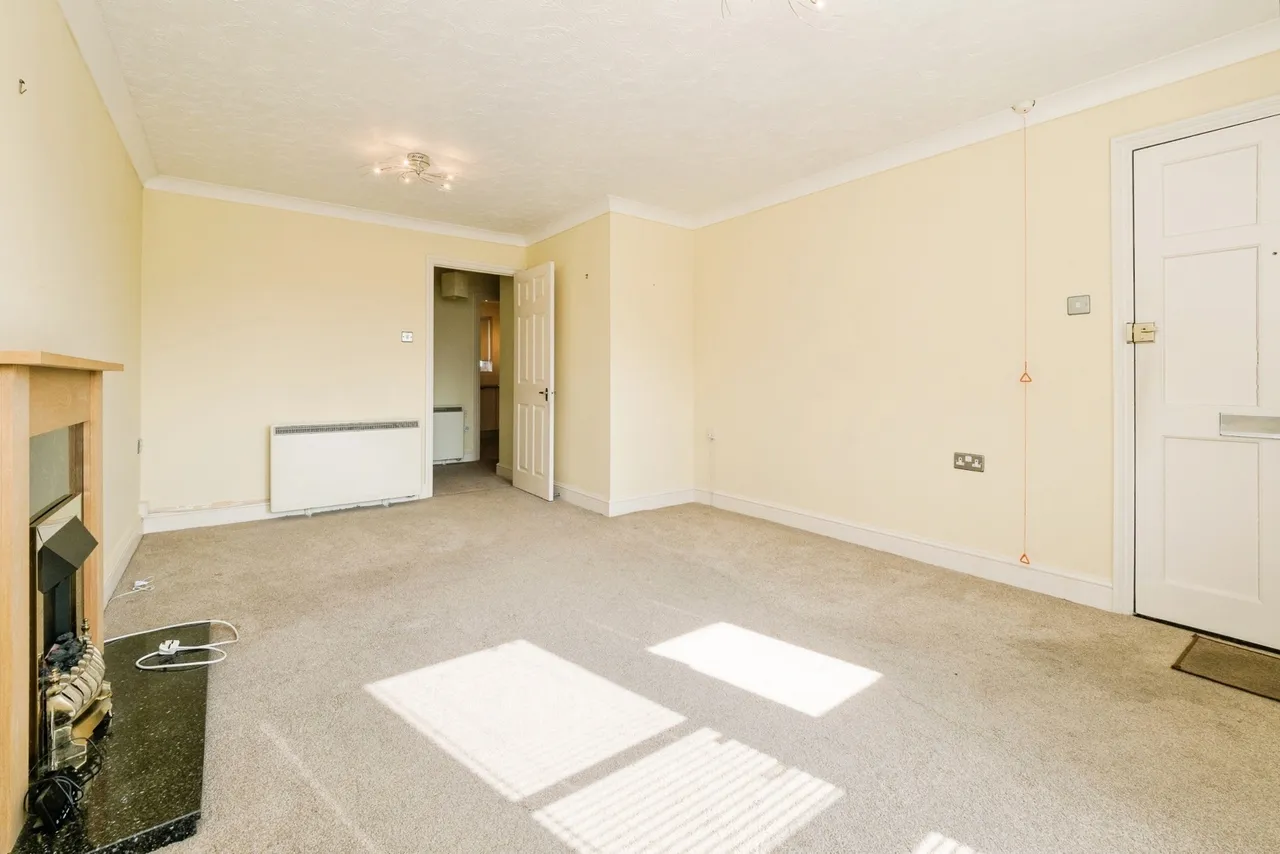 Chapel Lodge, Upminster Road South, Rainham, RM13, photo 21