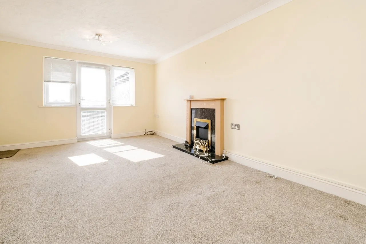 Chapel Lodge, Upminster Road South, Rainham, RM13, photo 15