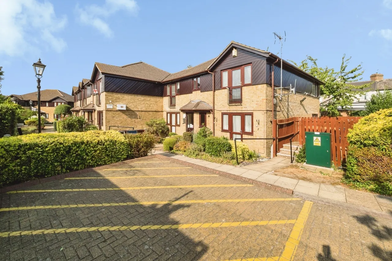 Chapel Lodge, Upminster Road South, Rainham, RM13, photo 22