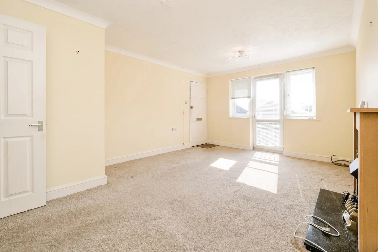 Chapel Lodge, Upminster Road South, Rainham, RM13, photo 19