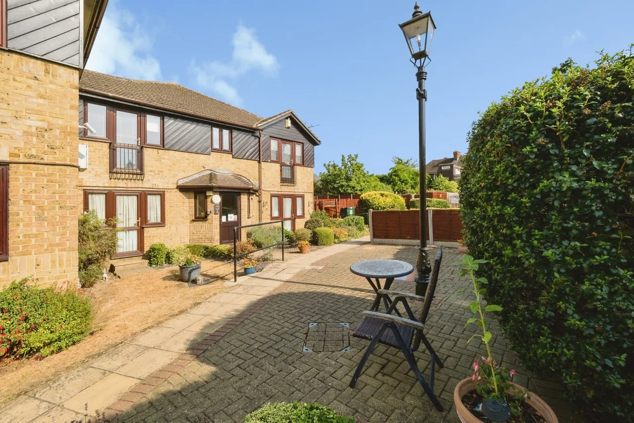 Chapel Lodge, Upminster Road South, Rainham, RM13, photo 6