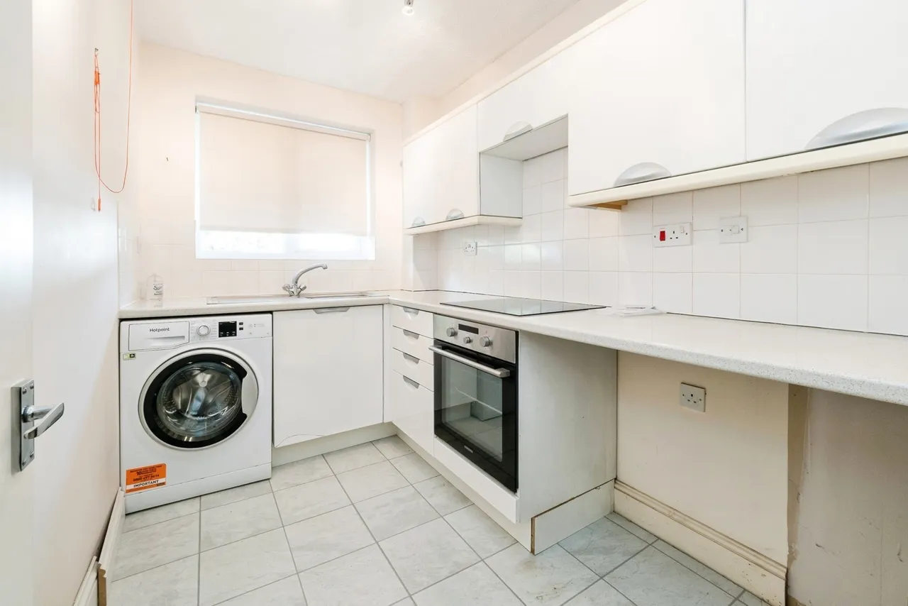 Chapel Lodge, Upminster Road South, Rainham, RM13, photo 9