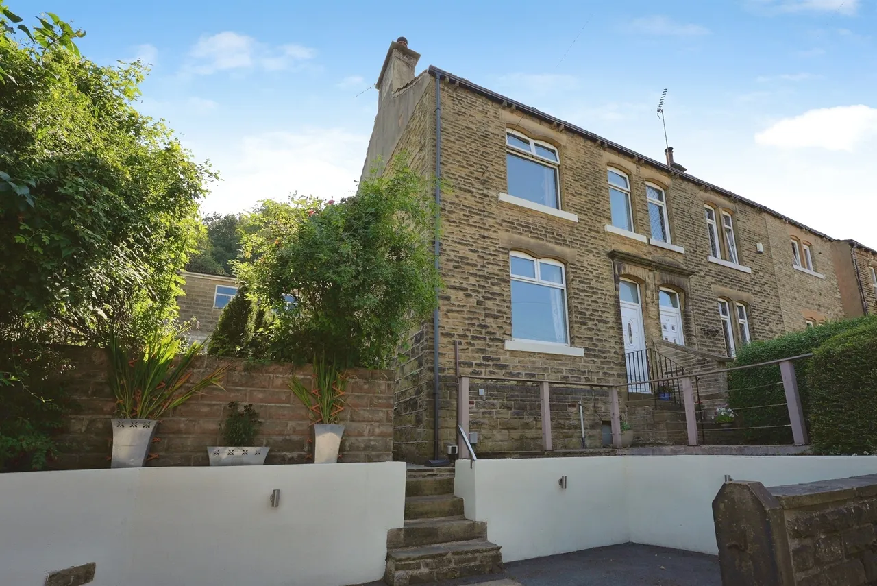 3 bed house for sale — Armitage Road, Armitage Bridge, Huddersfield