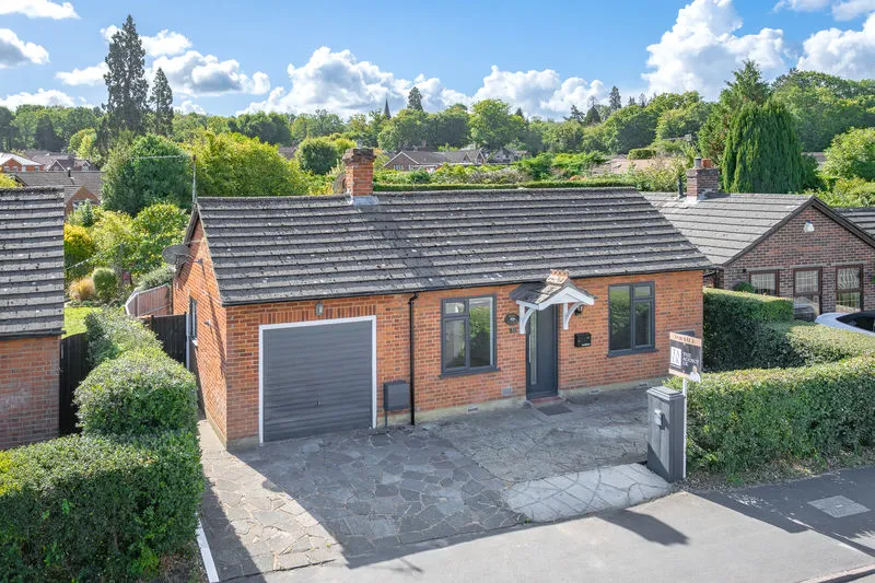 3 bed house for sale — Chobham Road, Ottershaw KT16 0NN