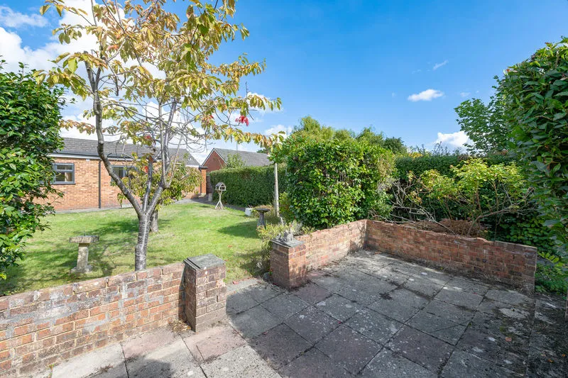 Chobham Road, Ottershaw KT16 0NN, photo 2