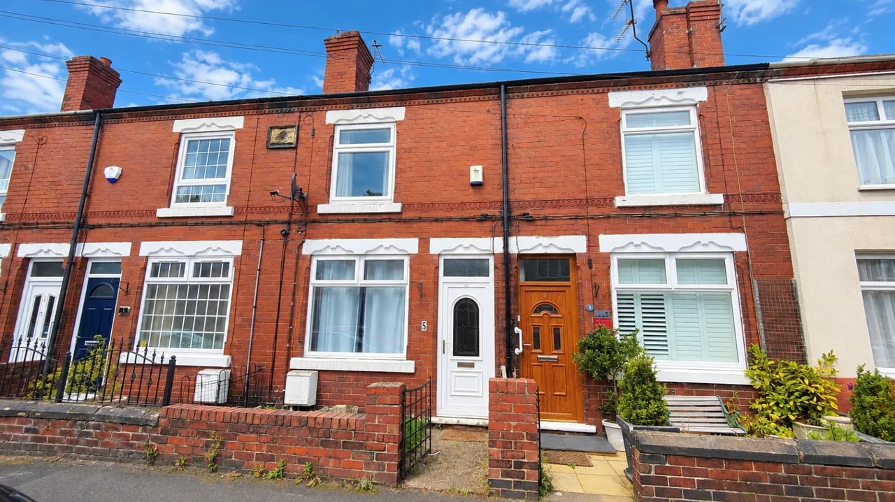 2 bed house to rent, Queens Road, Askern, DN6
