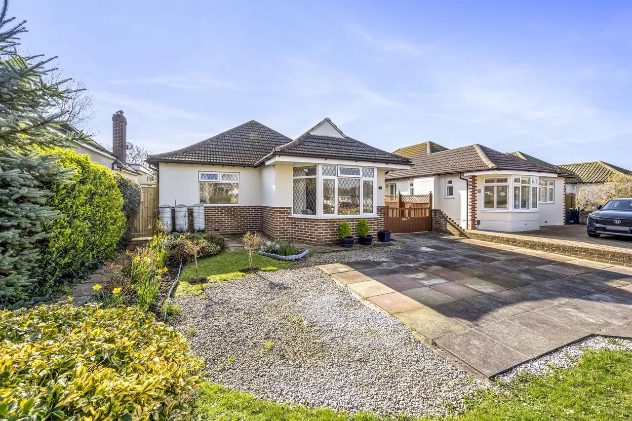 3 bed house for sale — Goring Way, Goring-By-Sea, Worthing