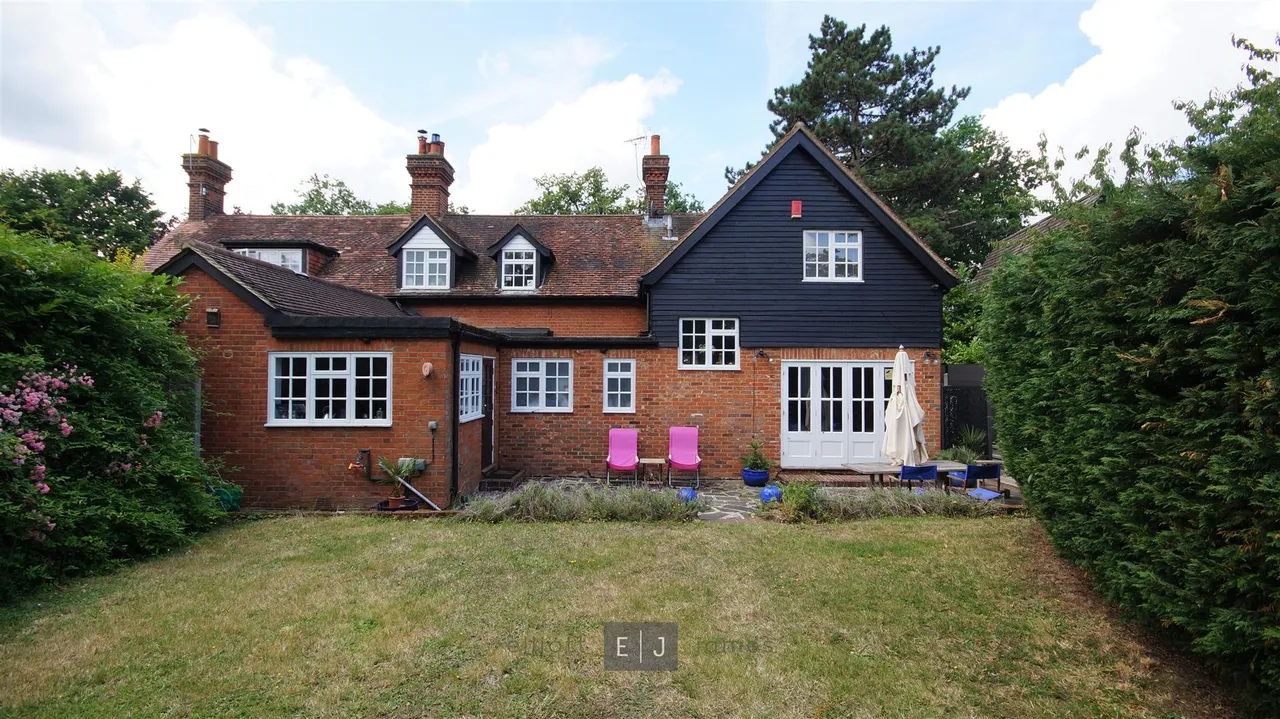 4 bed house for sale — Church Lane, Loughton