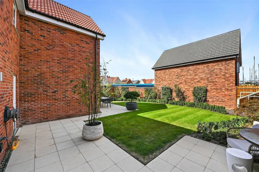 with 5 bedrooms in London Road, Great Chesterford, CB10, photo 14