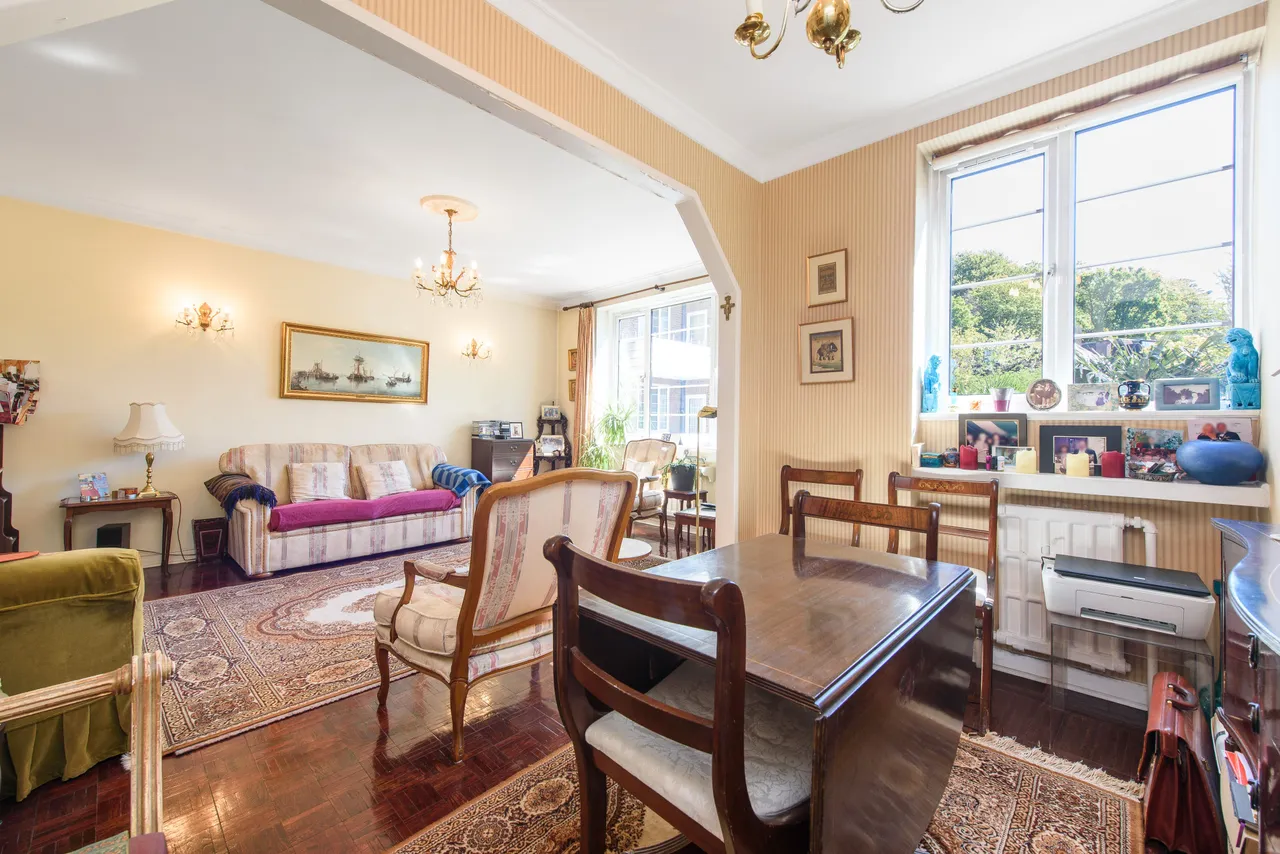 14 Heathway Court, Finchley Road, London, photo 2