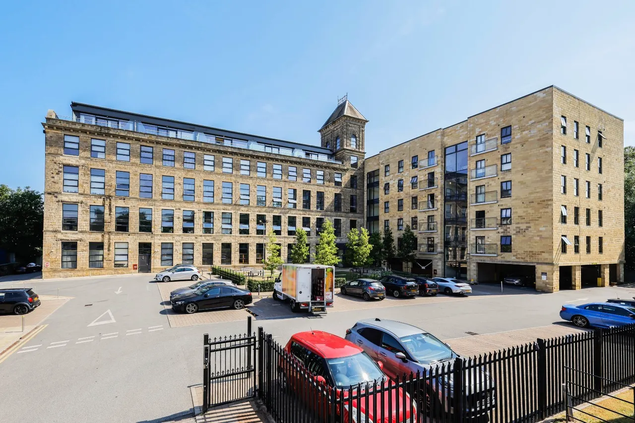 3 bed flat to rent, Low Lane, Horsforth, LS18