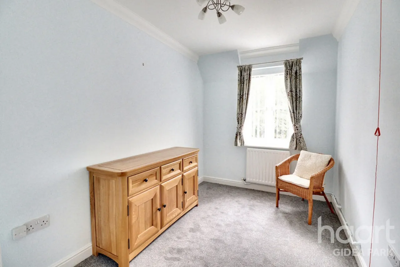 Gidea Lodge, Gidea Park, RM2, photo 6