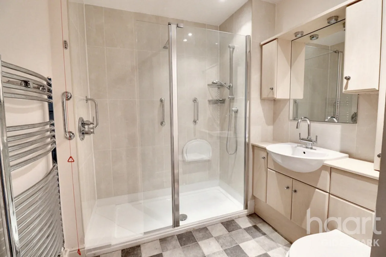 Gidea Lodge, Gidea Park, RM2, photo 4