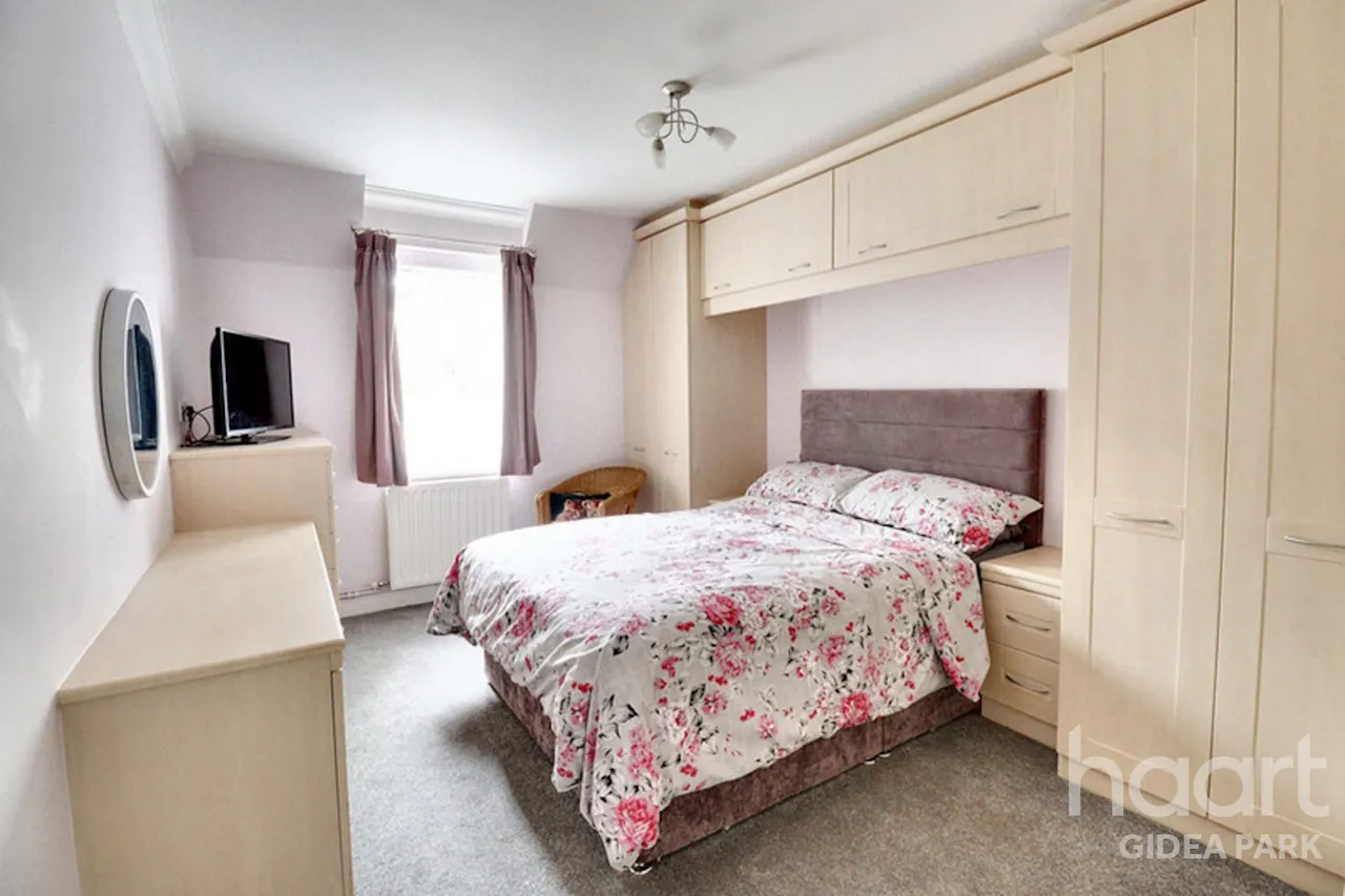 Gidea Lodge, Gidea Park, RM2, photo 5