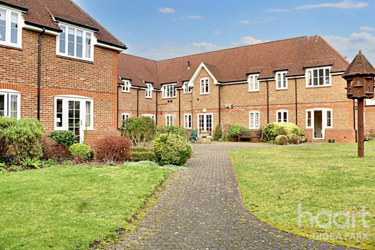 Gidea Lodge, Gidea Park, RM2, photo 2