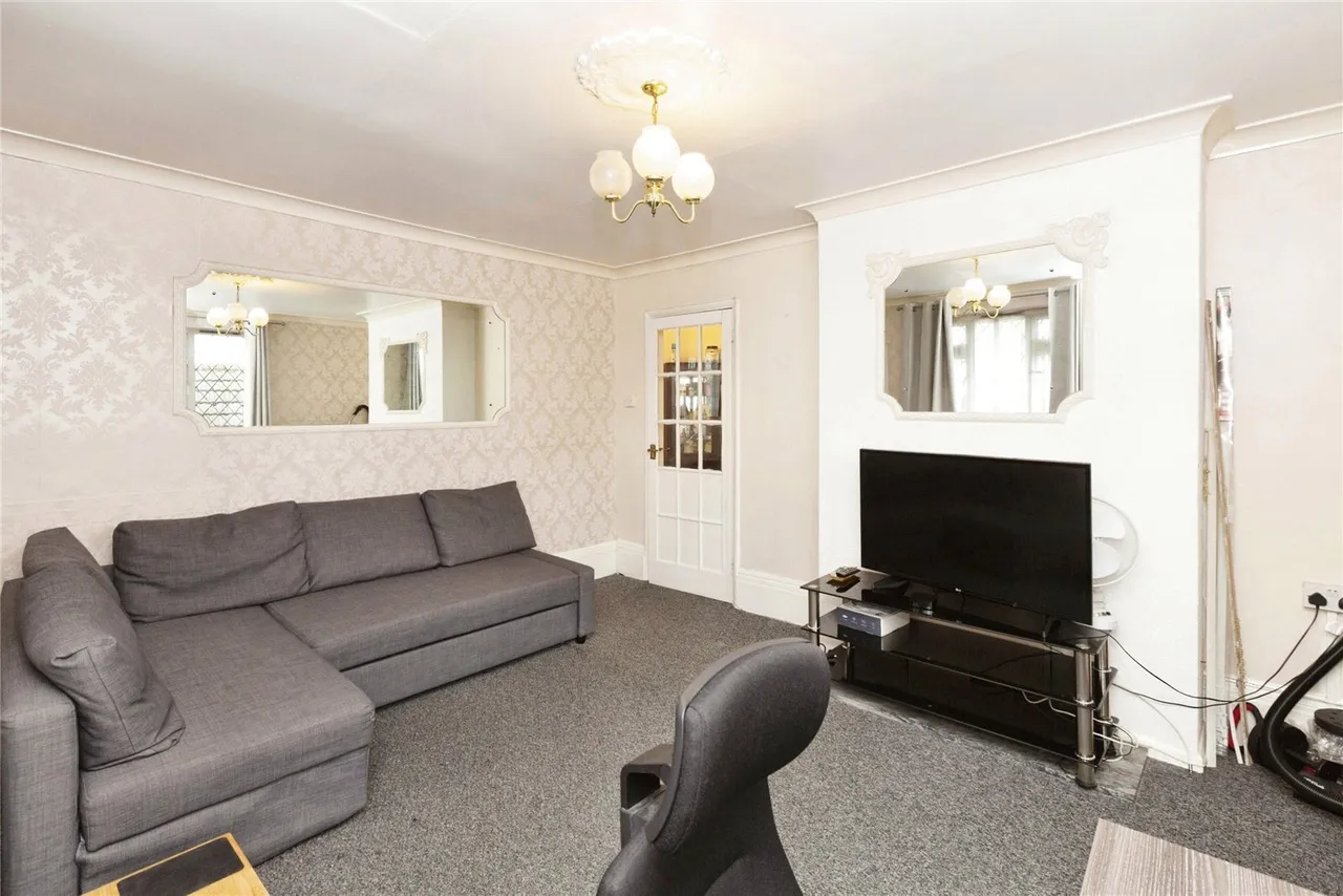 Claybury Broadway, Ilford, IG5, photo 2