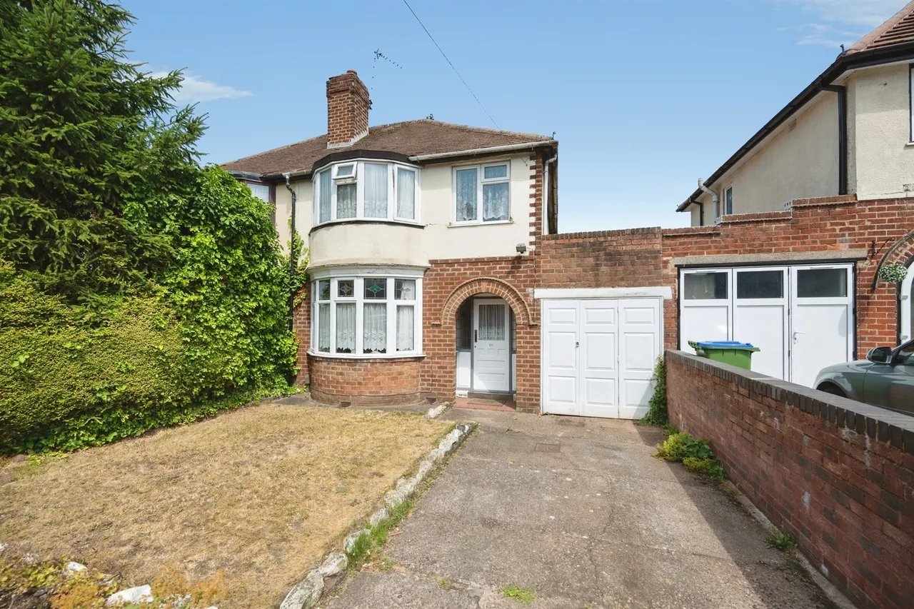 3 bed house for sale — Barnford Crescent, Oldbury