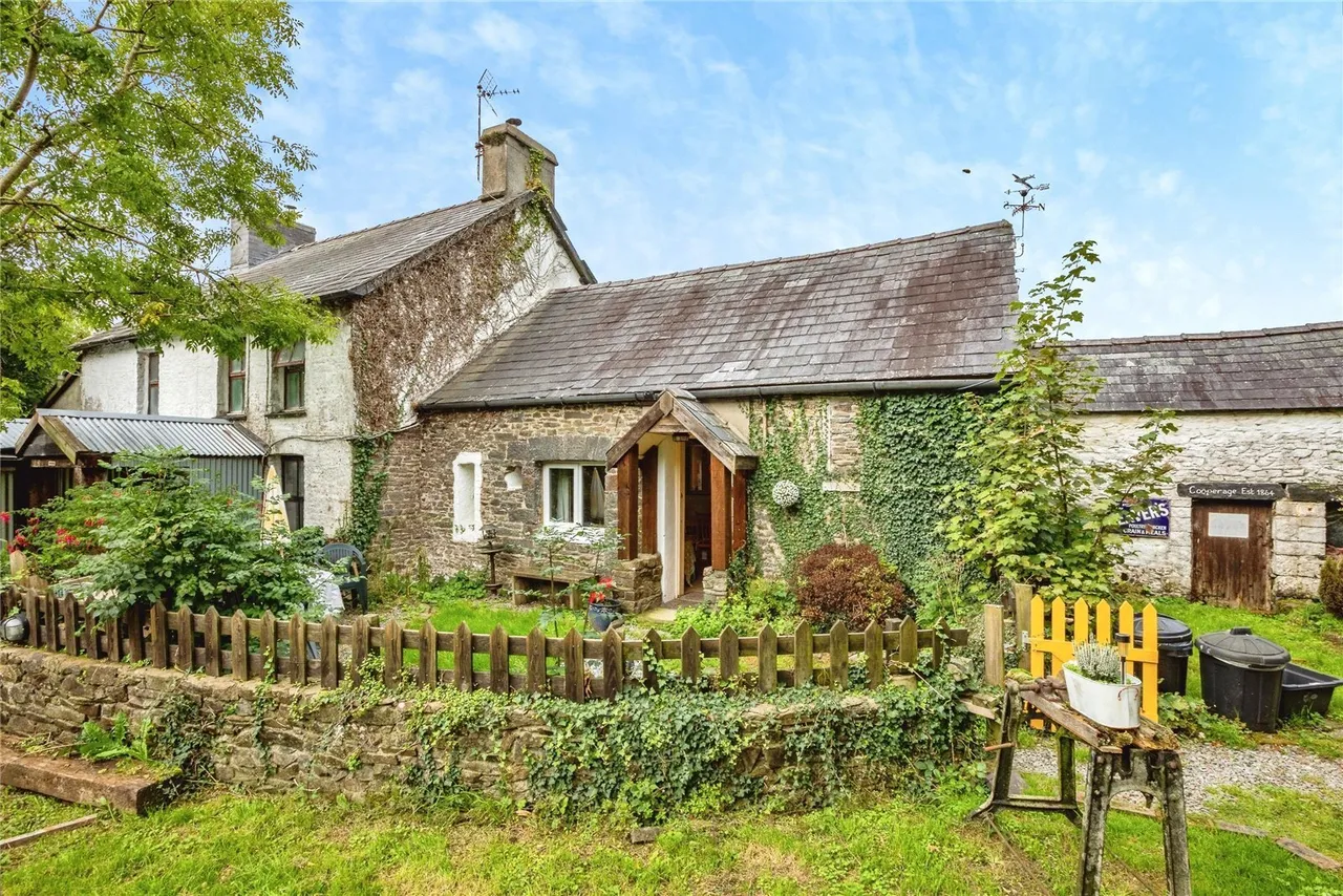 Dihewyd, Lampeter, SA48, photo 20