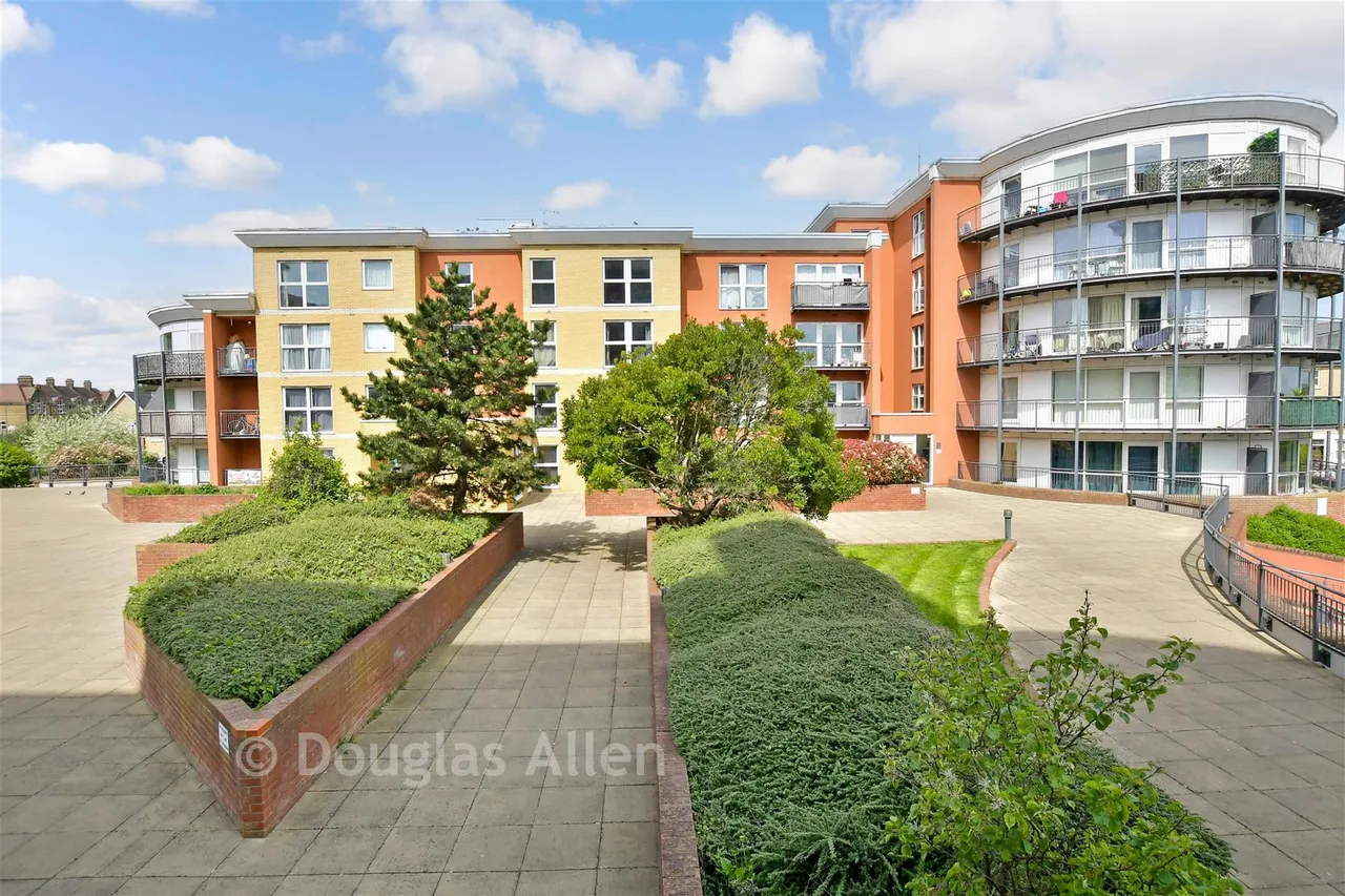 2 bed flat for sale, Monarch Way, Ilford, IG2