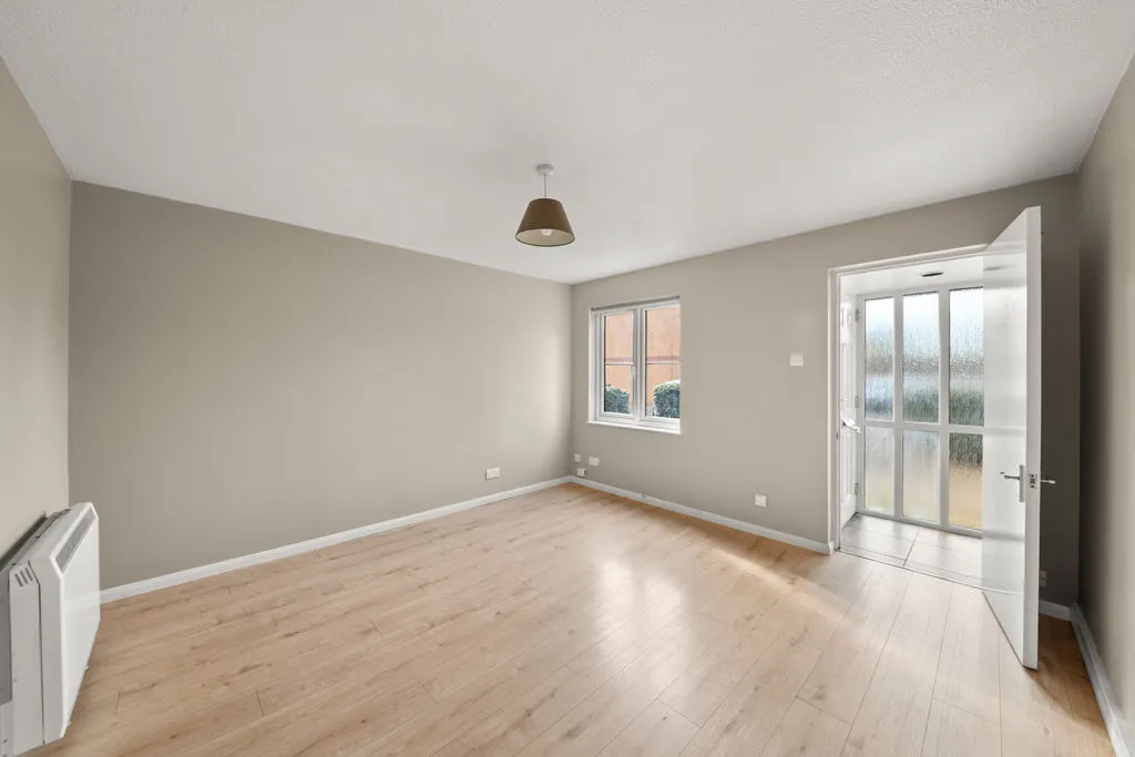 Clarkes Drive, Hillingdon, UB8, photo 2