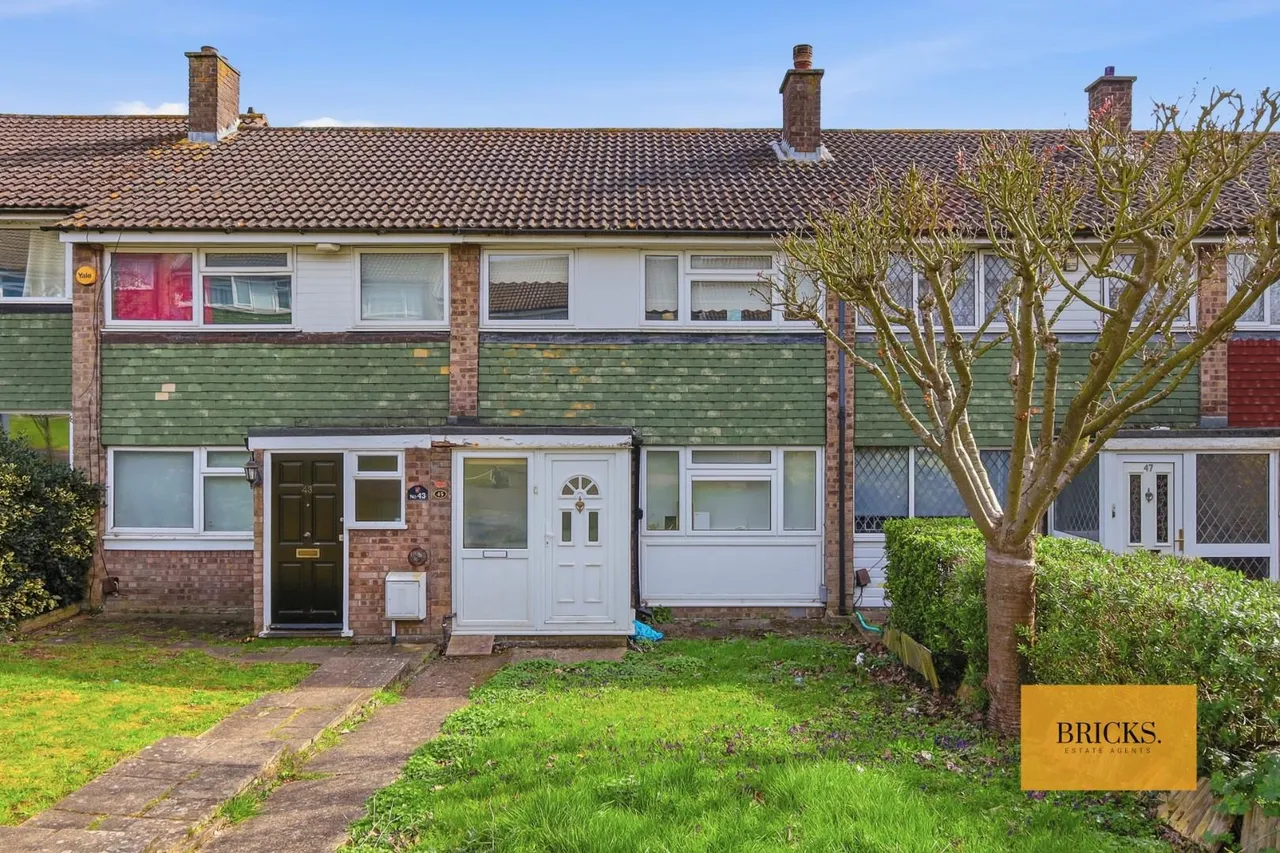 3 bed house for sale — North Dene, Chigwell, IG7 5JS