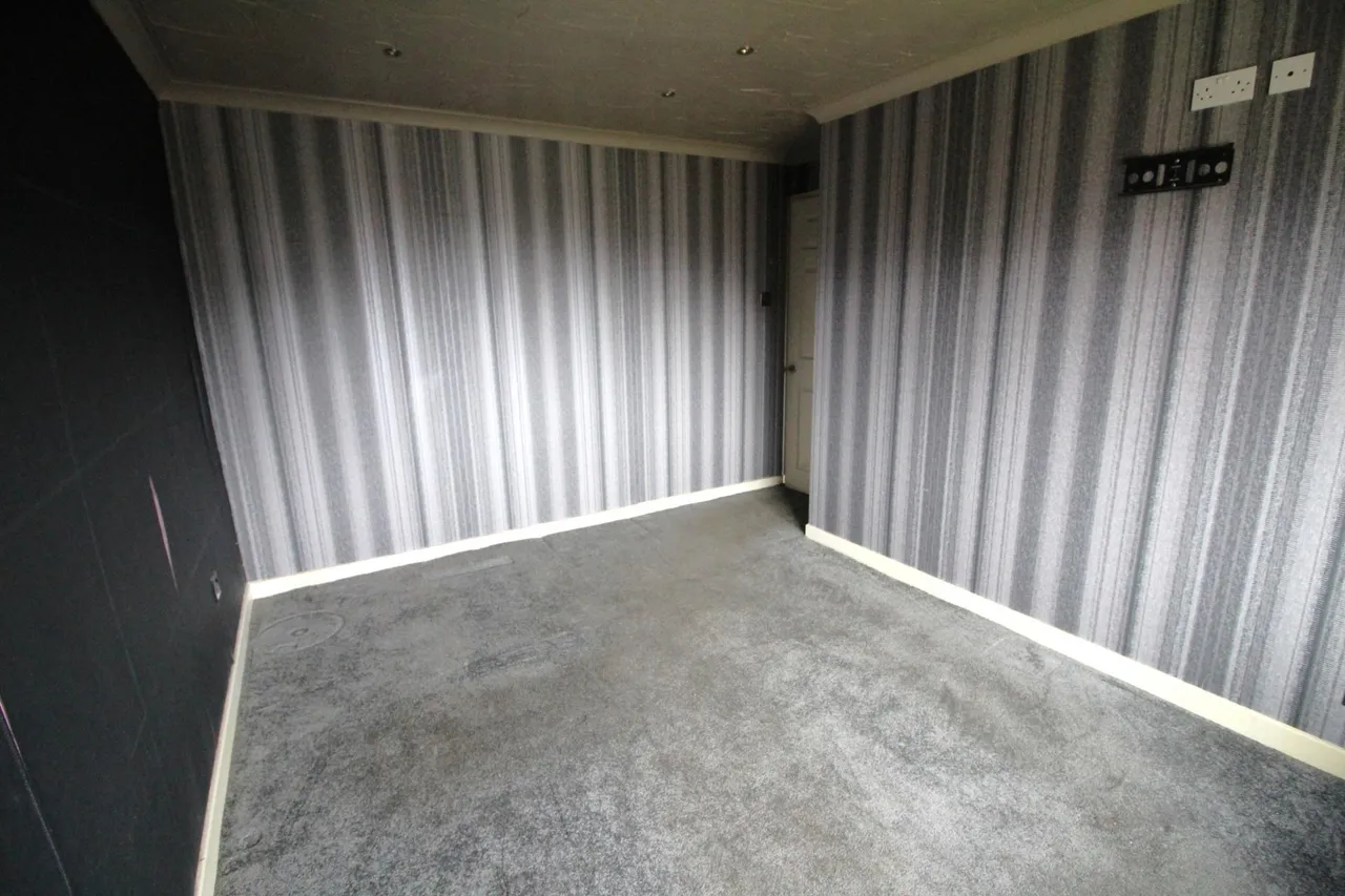 Glendon Court, Oldham, OL1, photo 9
