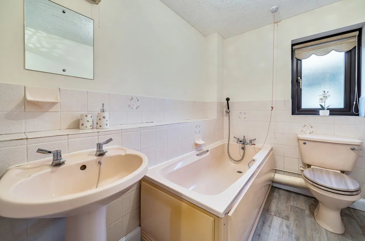 Fromow Gardens, Windlesham, Surrey, GU20 6QN, photo 8