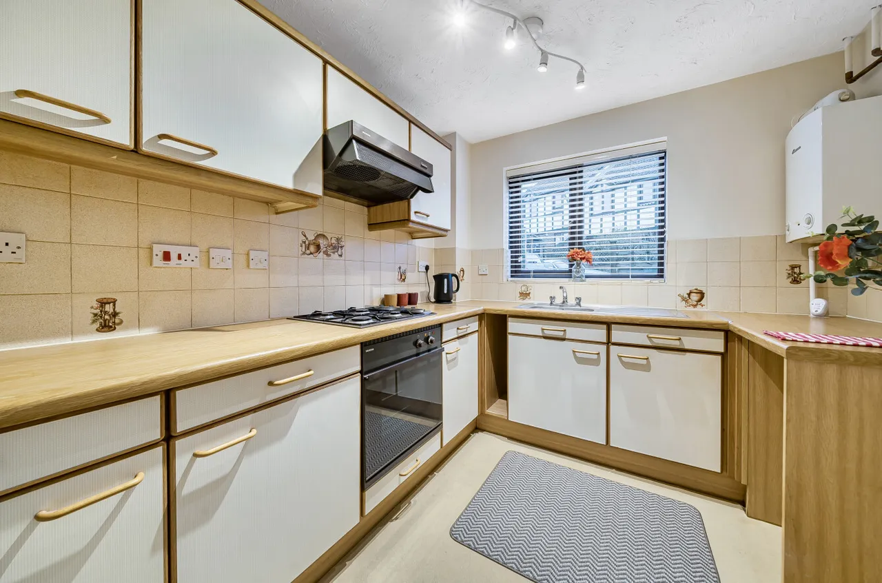 Fromow Gardens, Windlesham, Surrey, GU20 6QN, photo 5