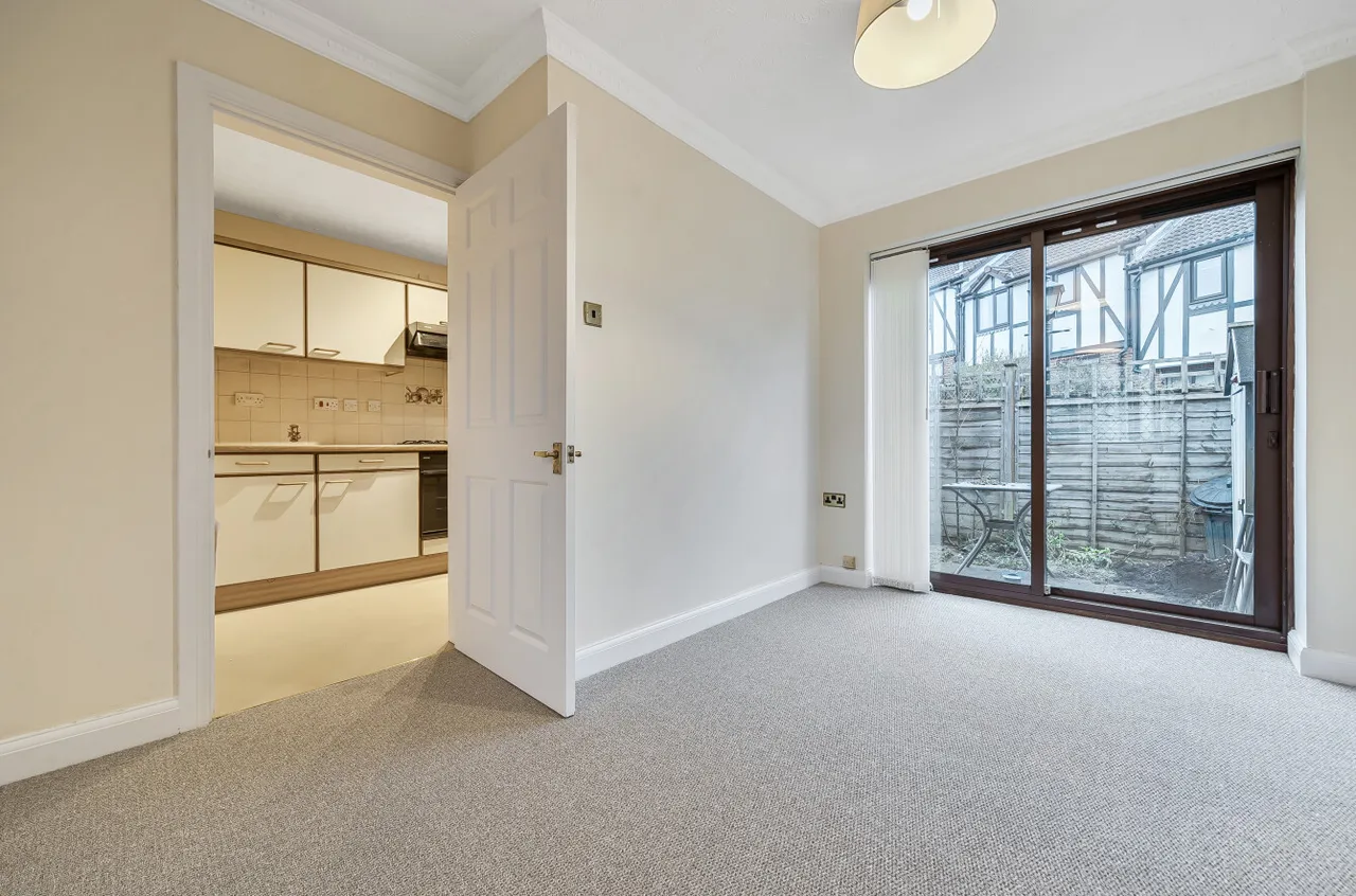 Fromow Gardens, Windlesham, Surrey, GU20 6QN, photo 4