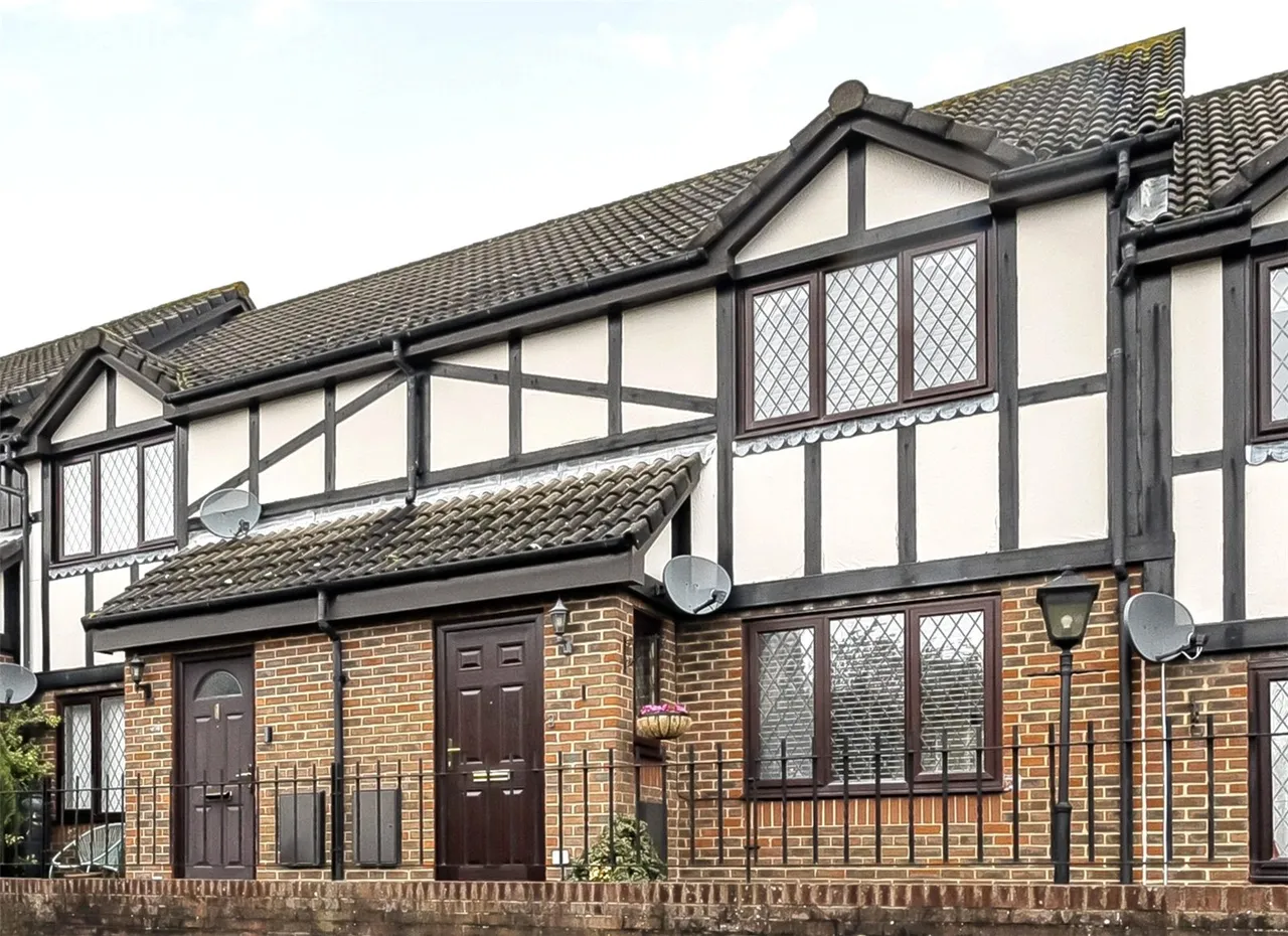 2 bed house for sale — Fromow Gardens, Windlesham, Surrey, GU20 6QN