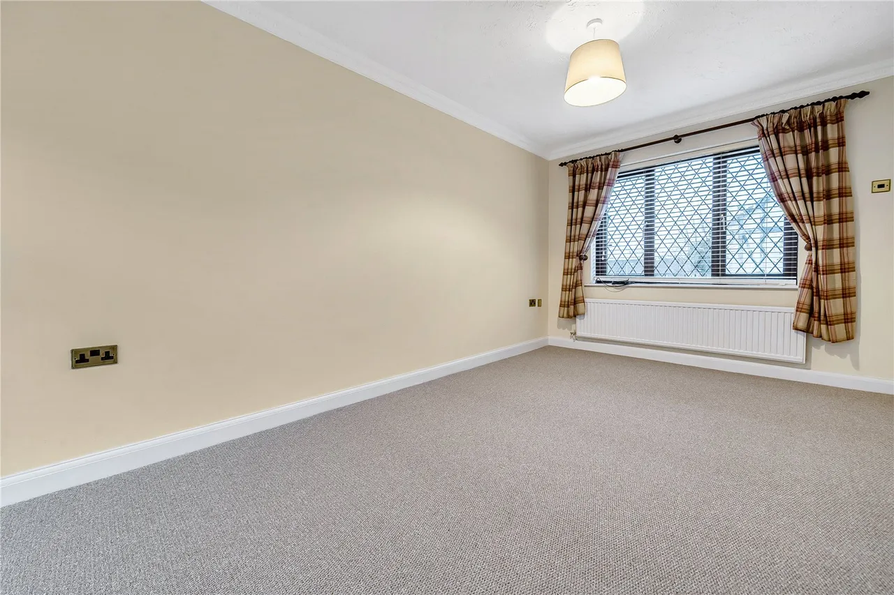 Fromow Gardens, Windlesham, Surrey, GU20 6QN, photo 9