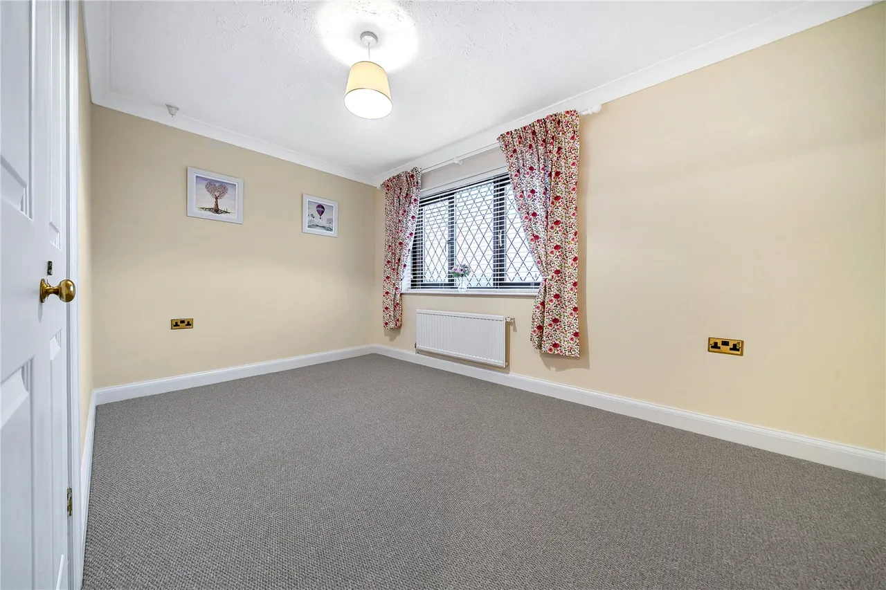 Fromow Gardens, Windlesham, Surrey, GU20 6QN, photo 6