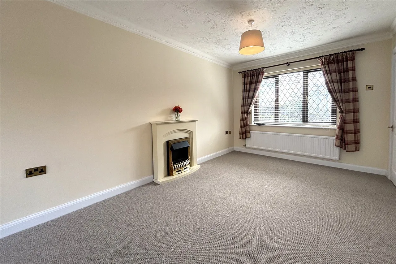 Fromow Gardens, Windlesham, Surrey, GU20 6QN, photo 3