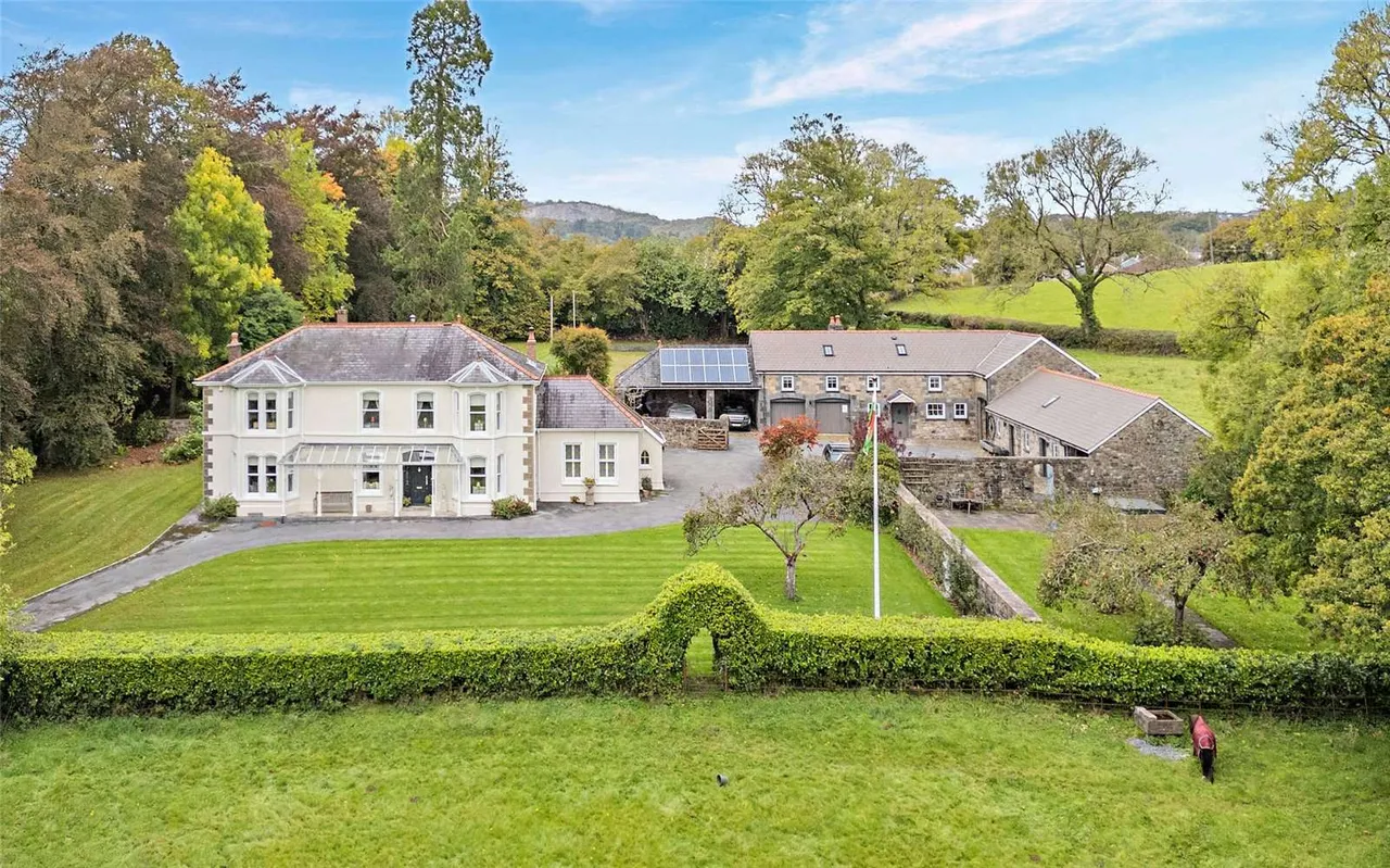 4 bed house for sale — Nr Llandybie, Carmarthenshire, SA18 2ST