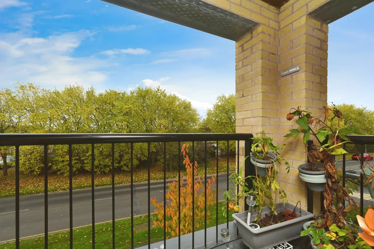 2 bed flat for sale — Smiths Lane, SWINDON