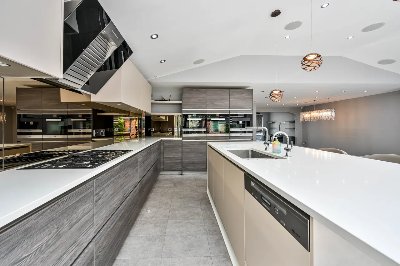 18 Tudor Drive, Kingston upon Thames, photo 3