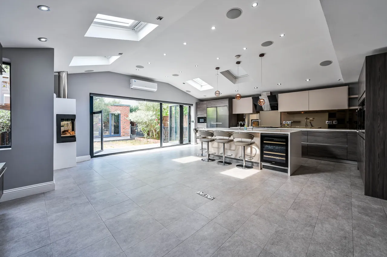 18 Tudor Drive, Kingston upon Thames, photo 2